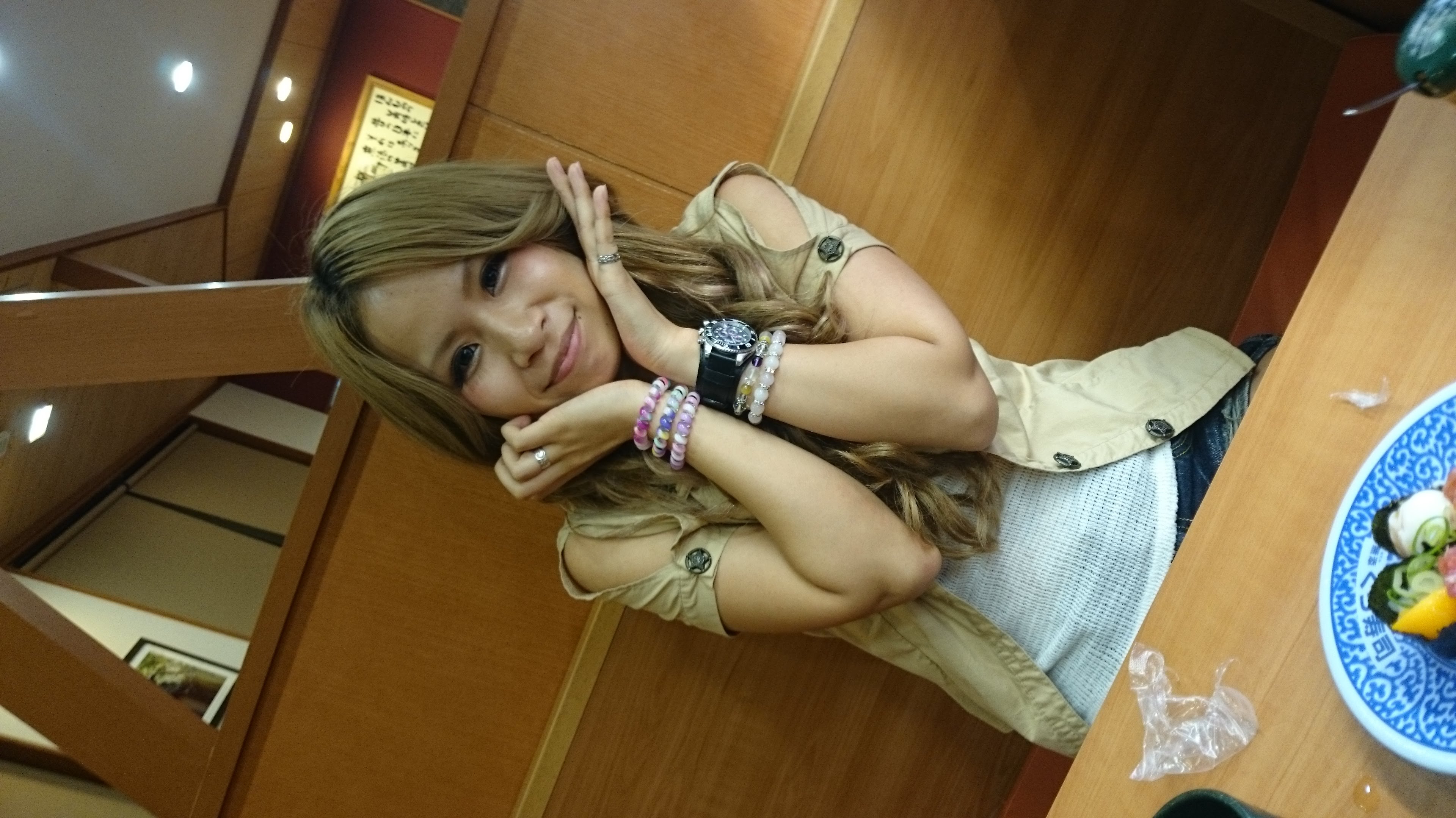 室内で頬杖をつくポートレート